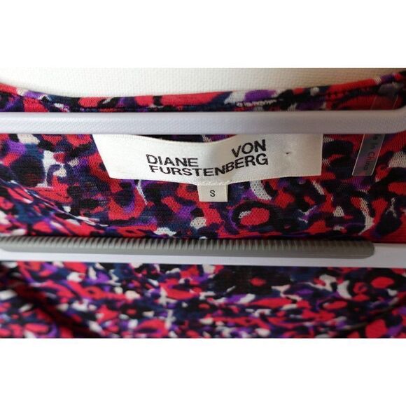 Diane Von Furstenberg Fuchsia Multi Colored Printed V Neck Dress - Picture 3 of 9